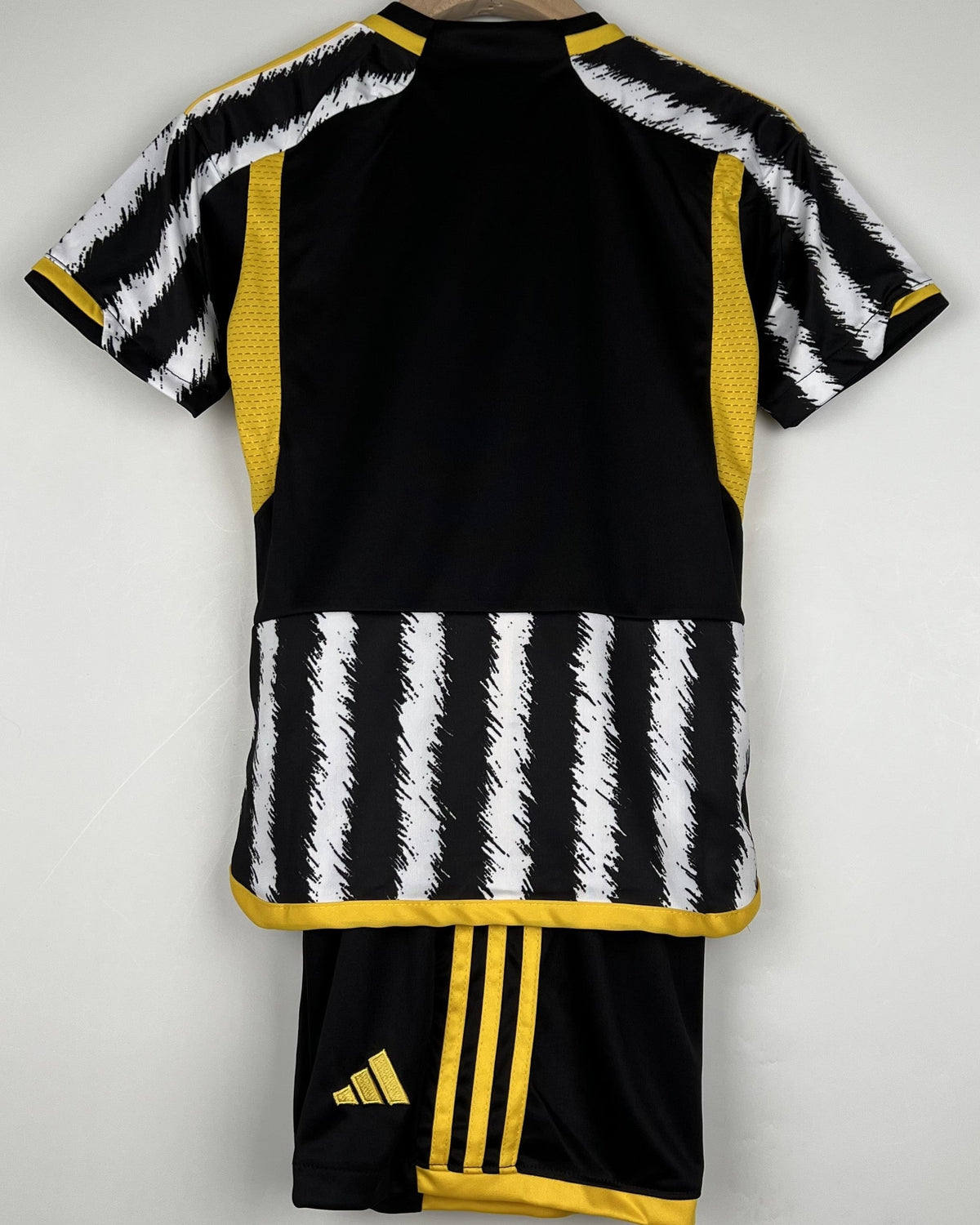 JUVENTUS Kids' kit