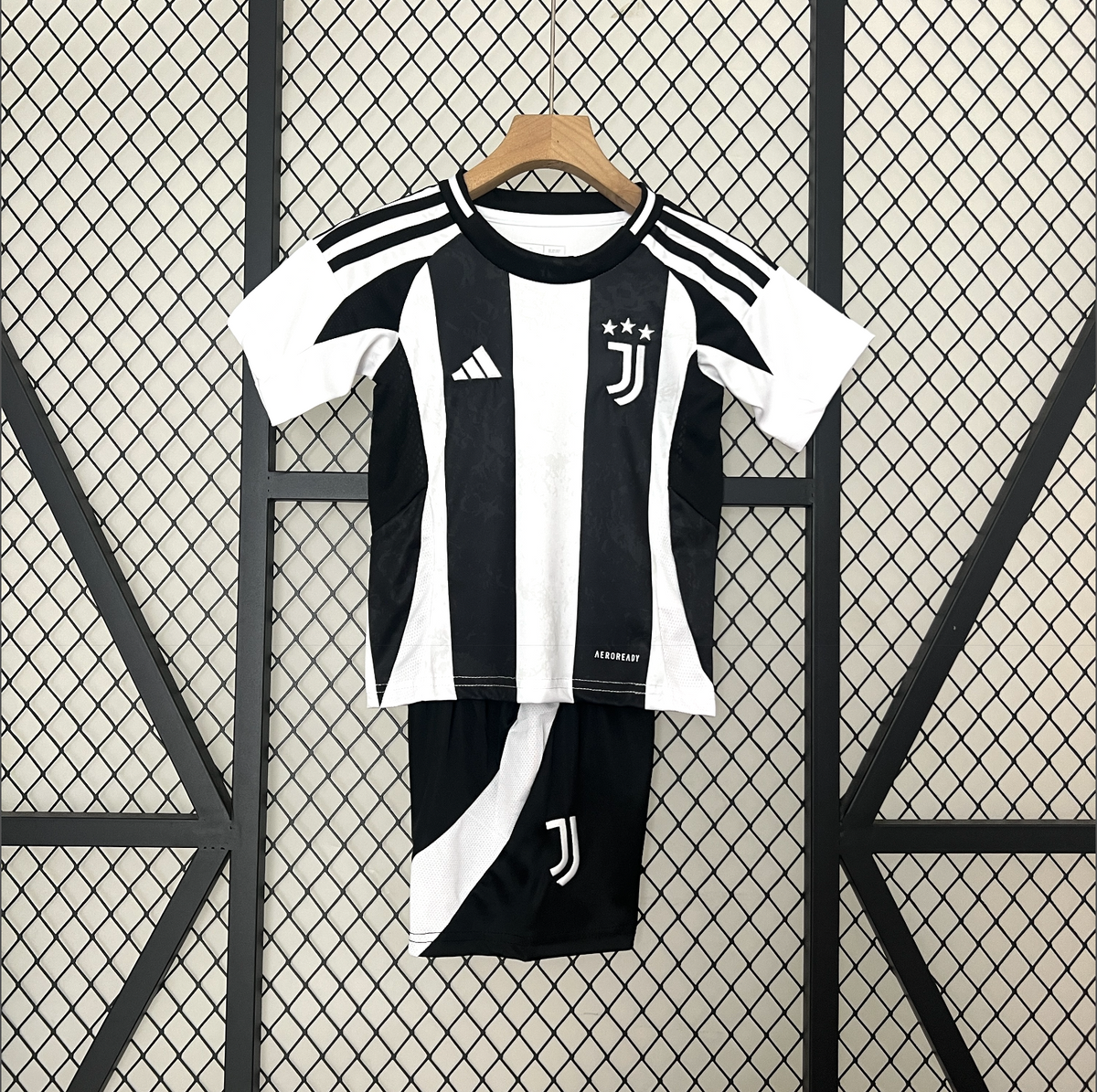 JUVENTUS Kids' kit